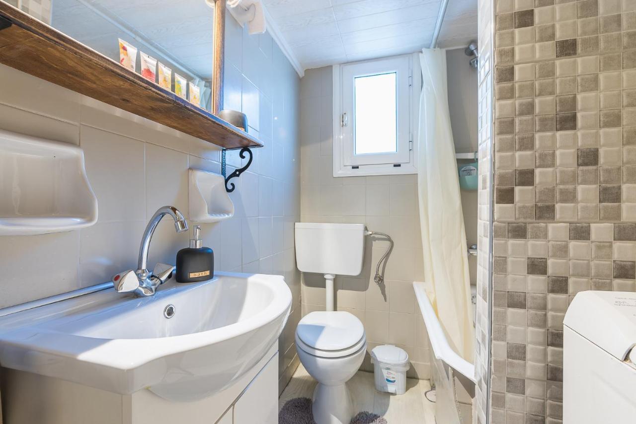 Lovely 1 Bedroom Apartment In Афины Экстерьер фото