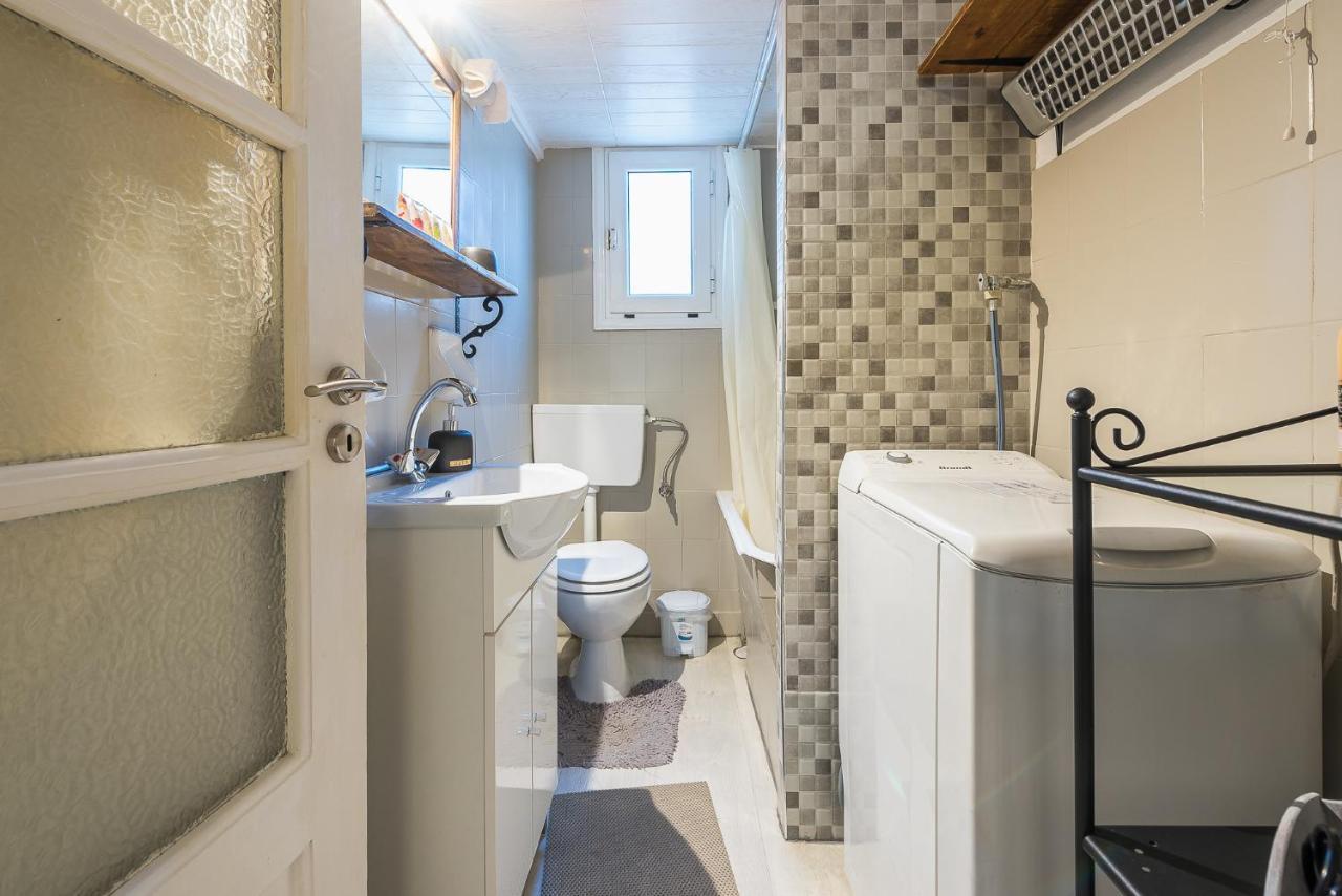 Lovely 1 Bedroom Apartment In Афины Экстерьер фото